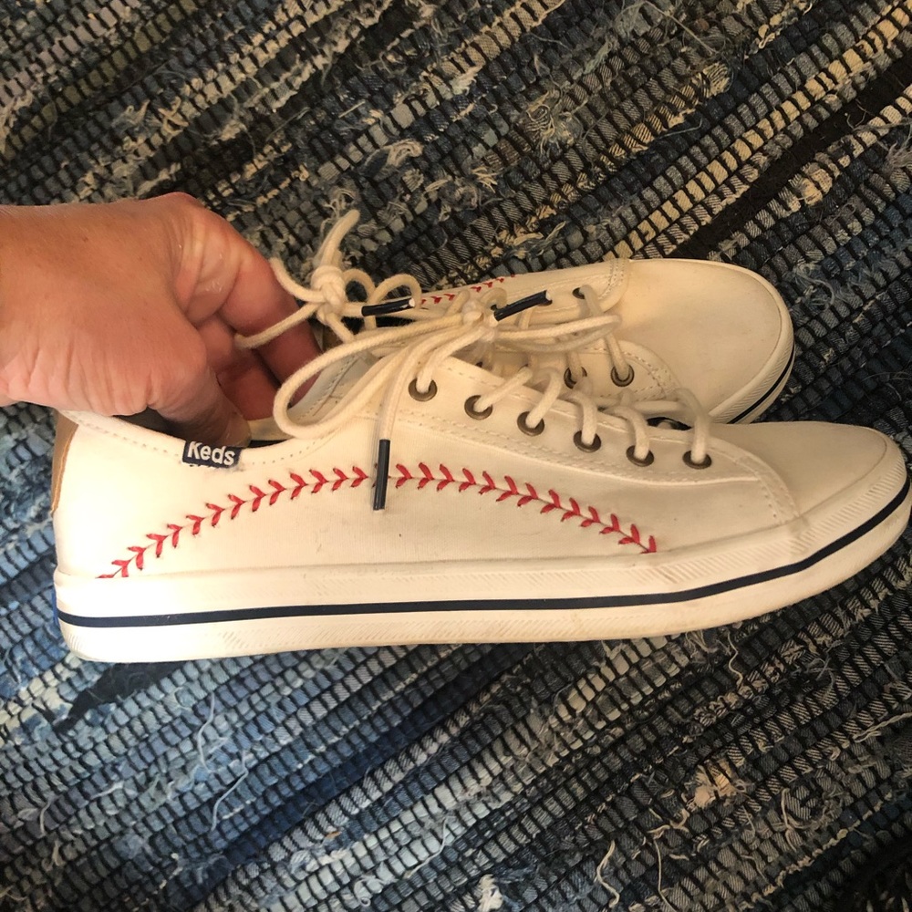 Womens size 7.5 Keds baseball sneakers.